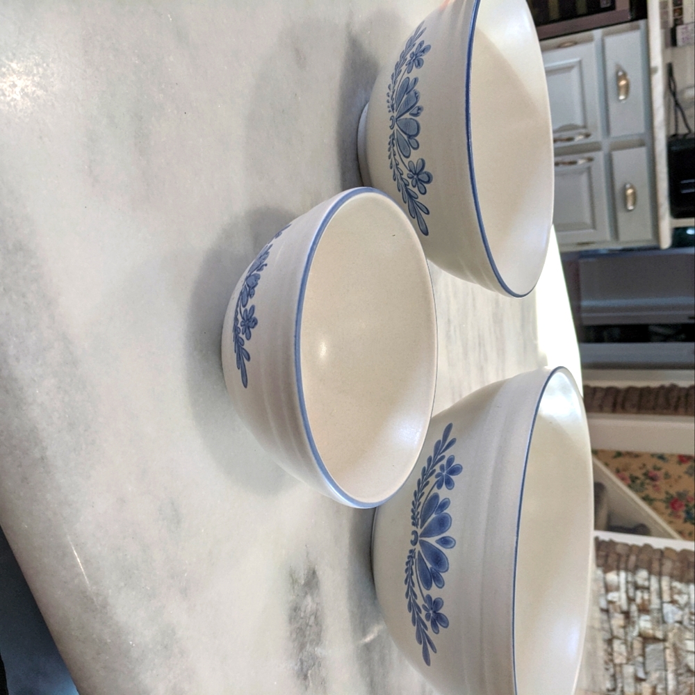 Pfaltzgraff Yorktowne Set of Bowls